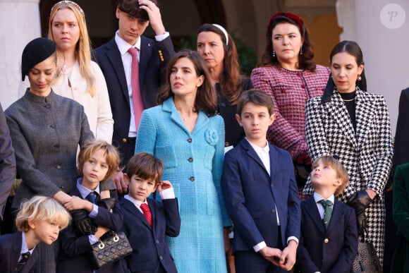 Charlotte Casiraghi s'est ainsi dévoilée dans une belle robe manteau bleu de la marque Chanel mais ce n'est pas grâce à son look qu'elle a le plus brillé
Beatrice Borromeo, Stefano et Francesco, Charlotte Casiraghi, Balthazar Rassam, Raphaël Elmaleh Tatiana Santo Domingo dans la cour du palais princier le jour de la fête nationale de Monaco le 19 novembre 2024. © Jean-Charles Vinaj / Pool Monaco / Bestimage 