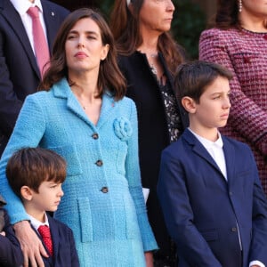 Moment de famille sur le Rocher !
Beatrice Borromeo, Charlotte Casiraghi, Balthazar Rassam, Raphaël Elmaleh, Sacha Casiraghi dans la cour du palais princier le jour de la fête nationale de Monaco. © Jean-Charles Vinaj / Pool Monaco / Bestimage 