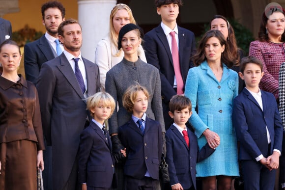 Ce 19 novembre, jour de la fête nationale, les membres du clan Grimaldi étaient réunis pour les festivités débutées la veille
la princesse Alexandra de Hanovre, Pierre Casiraghi, Beatrice Borromeo, Franesco et Stefano Casiraghi, Charlotte Casiraghi, Raphaël Elmaleh et Balthazar Rassam dans la cour du palais princier le jour de la fête nationale de Monaco le 19 novembre 2024. © Jean-Charles Vinaj / Pool Monaco / Bestimage 