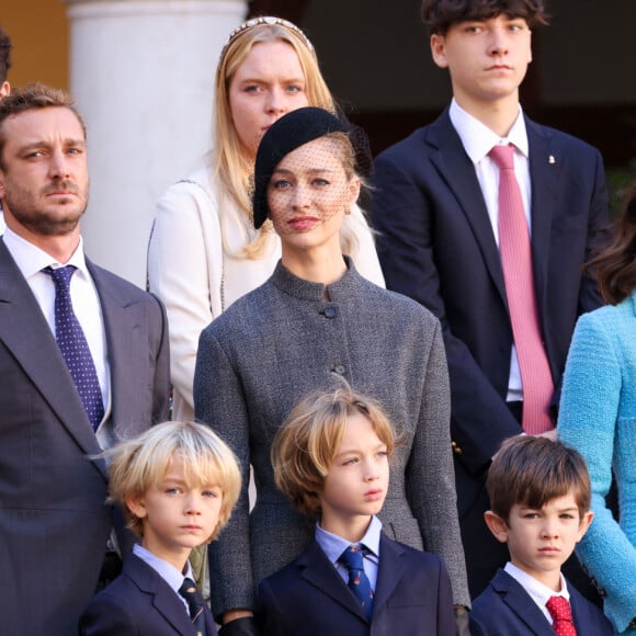 Ce 19 novembre, jour de la fête nationale, les membres du clan Grimaldi étaient réunis pour les festivités débutées la veille
la princesse Alexandra de Hanovre, Pierre Casiraghi, Beatrice Borromeo, Franesco et Stefano Casiraghi, Charlotte Casiraghi, Raphaël Elmaleh et Balthazar Rassam dans la cour du palais princier le jour de la fête nationale de Monaco le 19 novembre 2024. © Jean-Charles Vinaj / Pool Monaco / Bestimage 