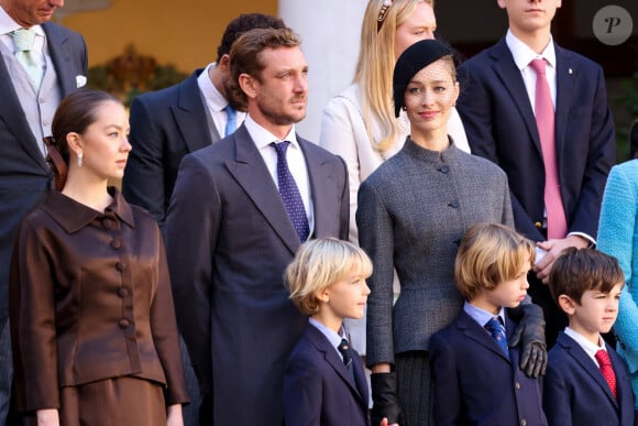 la princesse Alexandra de Hanovre, Pierre Casiraghi, Beatrice Borromeo, Stefano et Francesco dans la cour du palais princier le jour de la fête nationale de Monaco le 19 novembre 2024. © Jean-Charles Vinaj / Pool Monaco / Bestimage 