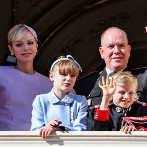 Dans quelques années, il deviendra le prince héritier de Monaco, succédant à son père Albert II
Le prince Albert II et la princesse Charlene de Monaco, et leurs enfants le prince Jacques et la princesse Gabriella - La famille princière de Monaco au balcon du palais, à l'occasion de la Fête Nationale de Monaco, le 19 novembre 2024. © Jacovides-Bebert/Bestimage 