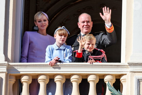 Dans quelques années, il deviendra le prince héritier de Monaco, succédant à son père Albert II
Le prince Albert II et la princesse Charlene de Monaco, et leurs enfants le prince Jacques et la princesse Gabriella - La famille princière de Monaco au balcon du palais, à l'occasion de la Fête Nationale de Monaco, le 19 novembre 2024. © Jacovides-Bebert/Bestimage 