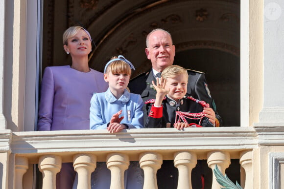 Le prince Albert II et la princesse Charlene de Monaco, et leurs enfants le prince Jacques et la princesse Gabriella - La famille princière de Monaco au balcon du palais, à l'occasion de la Fête Nationale de Monaco, le 19 novembre 2024. © Jacovides-Bebert/Bestimage 