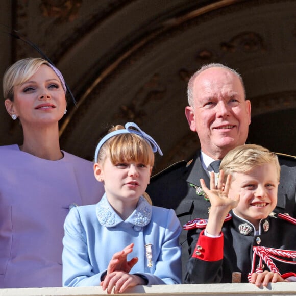 Le prince Albert II et la princesse Charlene de Monaco, et leurs enfants le prince Jacques et la princesse Gabriella - La famille princière de Monaco au balcon du palais, à l'occasion de la Fête Nationale de Monaco, le 19 novembre 2024. © Jacovides-Bebert/Bestimage 