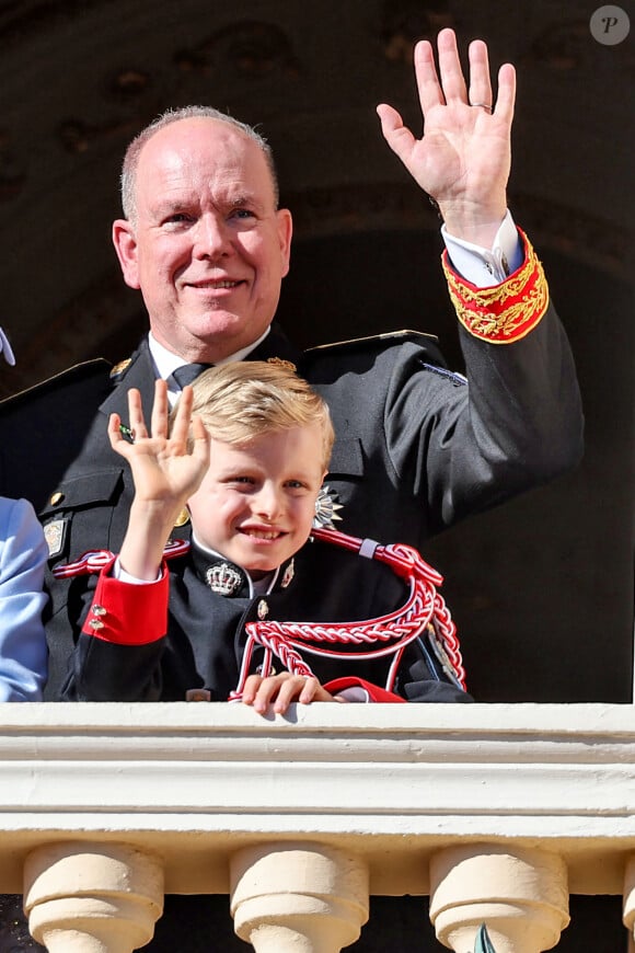 Le prince Albert II de Monaco et le prince Jacques - La famille princière de Monaco au balcon du palais, à l'occasion de la Fête Nationale de Monaco, le 19 novembre 2024. © Jacovides-Bebert/Bestimage 