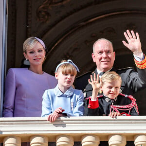 Le prince Albert II et la princesse Charlene de Monaco, et leurs enfants le prince Jacques et la princesse Gabriella - La famille princière de Monaco au balcon du palais, à l'occasion de la Fête Nationale de Monaco, le 19 novembre 2024. © Jacovides-Bebert/Bestimage 