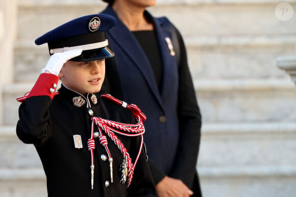 Posant sa main près de sa tête en guise de respect
Le prince héritier Jacques dans la cour du palais princier le jour de la fête nationale de Monaco le 19 novembre 2024. © Jean-Charles Vinaj / Pool Monaco / Bestimage 