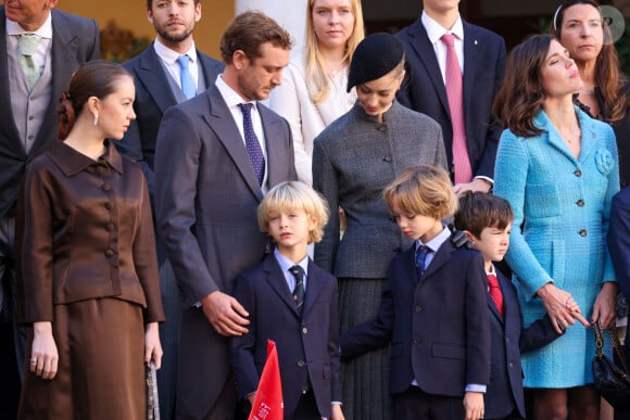 la princesse Alexandra de Hanovre, Pierre Casiraghi, Beatrice Borromeo, Stefano et Francesco, charlotte Casiraghi dans la cour du palais princier le jour de la fête nationale de Monaco le 19 novembre 2024. © Jean-Charles Vinaj / Pool Monaco / Bestimage 