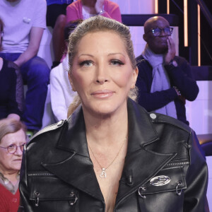 En plus de deux décennies, Loana a bien changé.
Exclusif - Loana sur le plateau de l'enregistrement de l'émission " Face à Hanouna " présentée par C.Hanouna. © Jack Tribeca/Bestimage