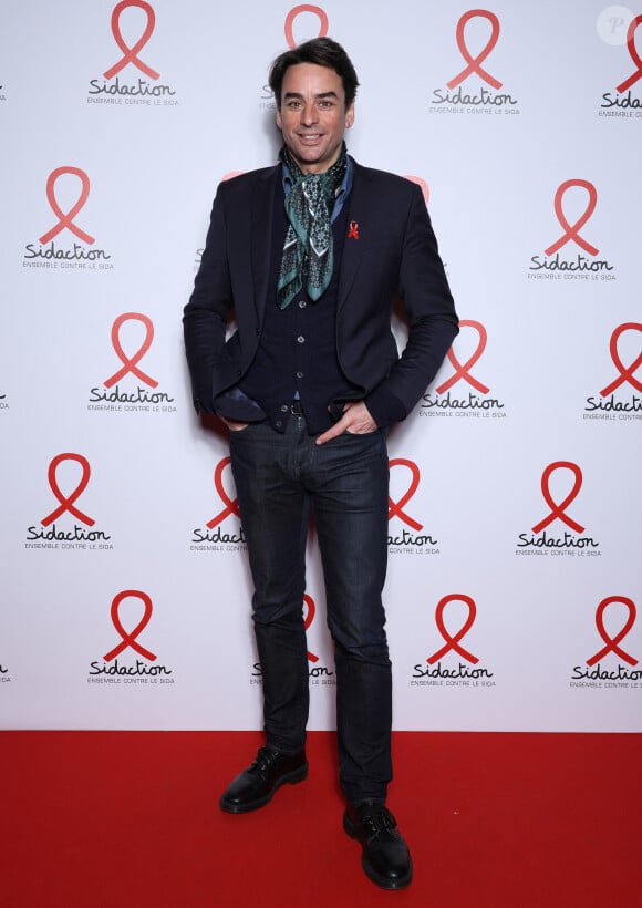 Julian Bugier - Photocall de la soirée de lancement du "Sidaction" au théâtre Edouard VII à Paris le 4 mars 2024. © Denis Guignebourg/Bestimage