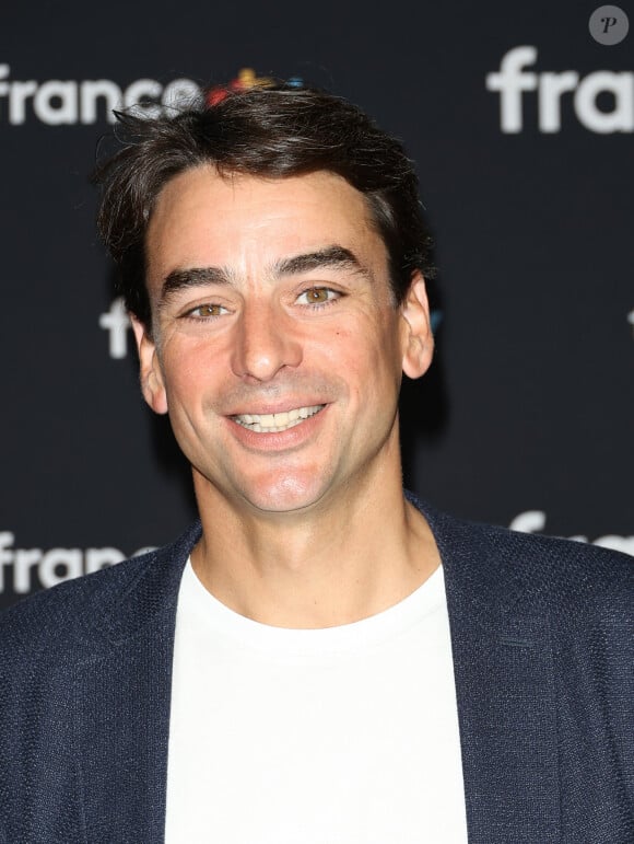 Julian Bugier au photocall pour la conférence de presse de rentrée de France TV à la Grande Halle de la Villette à Paris, France, le 11 juillet 2023. © Coadic Guirec/Bestimage