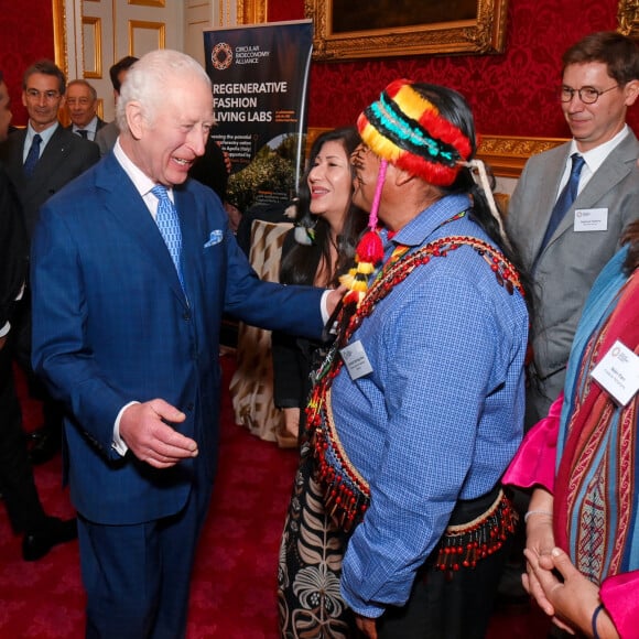 Photo Must Be Credited ©Alpha Press - 21/11/2024 Le roi Charles III rencontre Uyunkar Domingo Peas Nampichkai alors qu'ils se joignent à des scientifiques, des entreprises et des dirigeants autochtones pour célébrer le lancement de l'Alliance pour la bioéconomie circulaire au palais St James à Londres. Pas de droits britanniques avant 28 jours à compter de la date de prise de vue