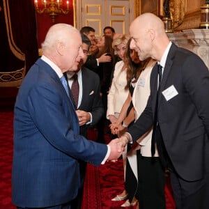 Malgré leur chagrin, le roi Charles III et la reine Camilla continuent s'assurer avec brio leurs engagements royaux.
©Alpha Press 21/11/2024 Le roi Charles III serre la main d'Alexandre Capelli alors qu'il se joint à des scientifiques, des entreprises et des dirigeants autochtones pour célébrer le lancement de l'Alliance pour la bioéconomie circulaire au palais St James à Londres. Pas de droits britanniques avant 28 jours à compter de la date de prise de vue