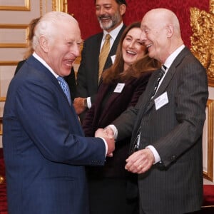 Photo Must Be Credited ©Alpha Press 21/11/2024 Le roi Charles III serre la main de John Schellnhuber, de Tanya Steele et de Vijay Rangarajan alors qu'il se joint à des scientifiques, des entreprises et des dirigeants autochtones pour célébrer le lancement de l'Alliance pour la bioéconomie circulaire au palais St James à Londres. Pas de droits au Royaume-Uni avant 28 jours à compter de la date de prise de vue