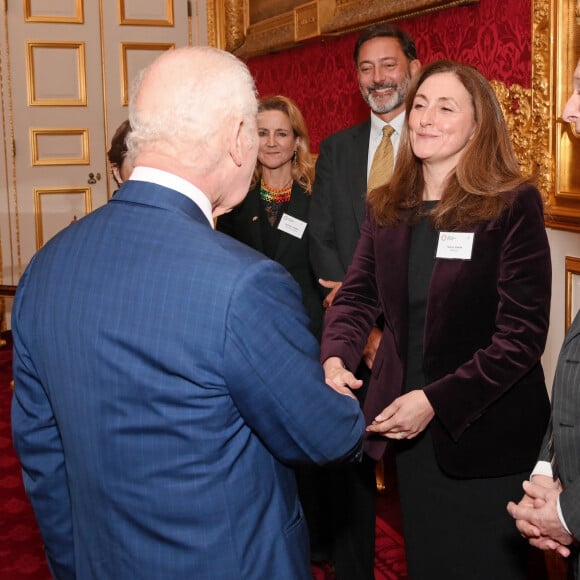 ©Alpha Press - 21/11/2024 Le roi Charles III serre la main de Tanya Steele, John Schellnhuber et Vijay Rangarajan alors qu'il se joint à des scientifiques, des entreprises et des dirigeants autochtones pour célébrer le lancement de l'Alliance pour la bioéconomie circulaire au palais St James à Londres. Pas de droits au Royaume-Uni avant 28 jours à compter de la date de prise de vue