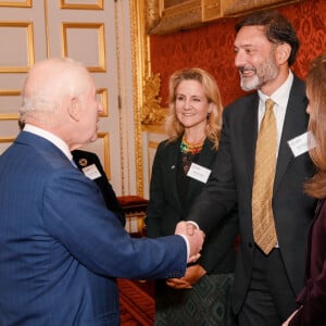 ©Alpha Press - 21/11/2024 Le roi Charles III serre la main de Vijay Rangarajan alors qu'il se joint à des scientifiques, des entreprises et des dirigeants autochtones pour célébrer le lancement de l'Alliance pour la bioéconomie circulaire au palais St James à Londres. Pas de droits britanniques avant 28 jours à compter de la date de prise de vue