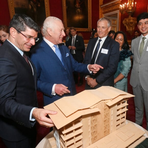 ©Alpha Press - 21/11/2024 Le roi Charles III avec Alan Organschi, HRH Tengku Hassanal Ibrahim Alam Shah et Fuminobu Nakayama alors qu'il se joint à des scientifiques, des entreprises et des leaders indigènes pour célébrer le lancement de l'Alliance pour la bioéconomie circulaire au St James Palace à Londres. Pas de droits au Royaume-Uni avant 28 jours à compter de la date de prise de vue