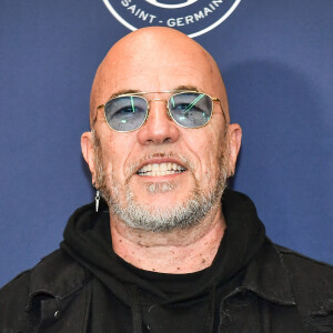 Riche d'une carrière de trente ans, Pascal Obispo est un homme de coeur.
Le chanteur français Pascal Obispo pose pour un photo-call avant le match de handball Liqui Moly Starligue entre le Paris Saint-Germain et le Pays d'Aix Universite Club à l'Accor Arena à Paris. Photo par Firas Abdullah/ABACAPRESS.COM