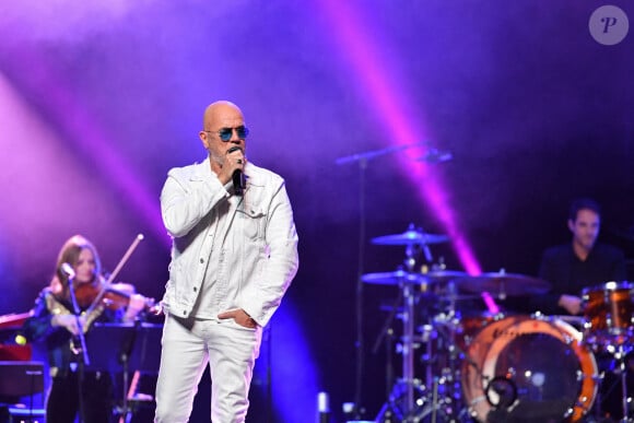 ...dont il a divorcé en 2022.
Pascal Obispo sur la scène de l'Olympia pour les 20 ans de la Fondation pour la recherche sur la maladie d'Alzheimer, le 18 mai 2024 à Paris, France. Photo par Christophe Meng/ABACAPRESS.COM