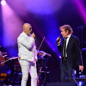 Pascal Obispo, Alain Souchon sur la scène de l'Olympia pour le 20e anniversaire de la Fondation pour la recherche sur la maladie d'Alzheimer, le 18 mai 2024 à Paris, France. Photo par Christophe Meng/ABACAPRESS.COM