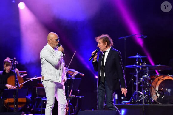 Pascal Obispo, Alain Souchon sur la scène de l'Olympia pour le 20e anniversaire de la Fondation pour la recherche sur la maladie d'Alzheimer, le 18 mai 2024 à Paris, France. Photo par Christophe Meng/ABACAPRESS.COM