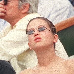 ...professionnels, mais aussi dans sa riche vie sentimentale.
© Lionel Hahn/ABACA. 19103-3. Paris, 8/6/2000. Pascal Obispo et son épouse Isabelle Funaro assistent aux Internationaux de France de Tennis à Roland Garros.