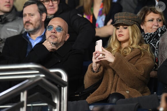 Sa dernière union est son mariage avec Julie Hantson...
Pascal Obispo et sa compagne Julie Hantson lors du match de Ligue 1 entre le Paris Saint-Germain (PSG) et le Girondin de Bordeaux au Parc des Princes le 23 février 2020 à Paris, France. Photo par David Niviere/ABACAPRESS.COM