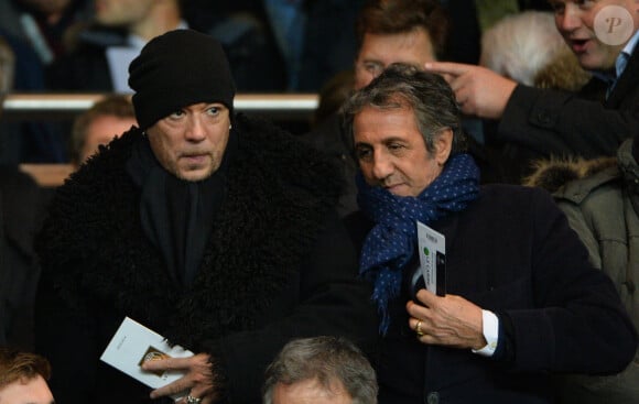 Pascal Obispo et Richard Anconina assistent au match de football du groupe C de l'UEFA Champions League, Paris Saint-Germain Vs Olympiacos FC au Parc des Princes à Paris, France, le 27 novembre 2013. Le PSG a gagné 2-1. Photo par Christian Liewig/ABACAPRESS.COM