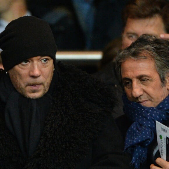 Pascal Obispo et Richard Anconina assistent au match de football du groupe C de l'UEFA Champions League, Paris Saint-Germain Vs Olympiacos FC au Parc des Princes à Paris, France, le 27 novembre 2013. Le PSG a gagné 2-1. Photo par Christian Liewig/ABACAPRESS.COM