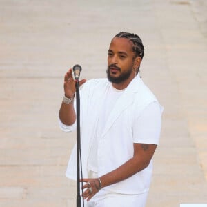 Exclusif - Slimane interprète sa nouvelle chanson "Résister" sur le parvis de Notre-Dame à Paris. Le 6 juin 2024. © Christophe Clovis / Bestimage