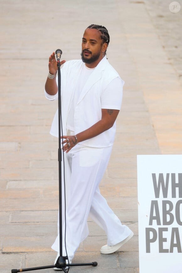 Exclusif - Slimane interprète sa nouvelle chanson "Résister" sur le parvis de Notre-Dame à Paris. Le 6 juin 2024. © Christophe Clovis / Bestimage