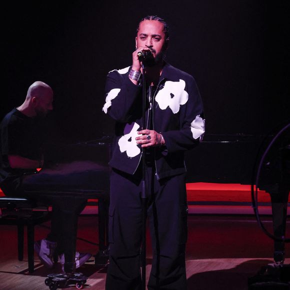 Vendredi 22 novembre 2024, Mediapart a publié deux nouveaux témoignages à charge contre le musicien
Le chanteur Slimane participe à l'émission de télévision italienne Raiuno "La Volta Buona" à Rome, Italie, le 21 mars 2024. © ANSA/Bestimage