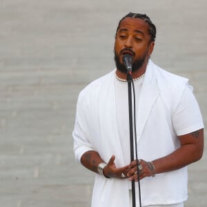 Slimane est aujourd'hui visé par deux plaintes pour des faits d'harcèlement et d'agressions sexuelles
Exclusif - Slimane interprète sa nouvelle chanson "Résister" sur le parvis de Notre-Dame à Paris. Le 6 juin 2024. © Christophe Clovis / Bestimage