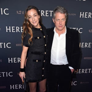 Aujourd'hui, c'est un père de famille de 5 enfants qui s'éclate à casser son image dans le film d'horreur "Heretic".
Hugh Grant et sa femme Anna Eberstein lors de l'avant-première du film "Heretic" à Berlin le 24 novembre 2024.