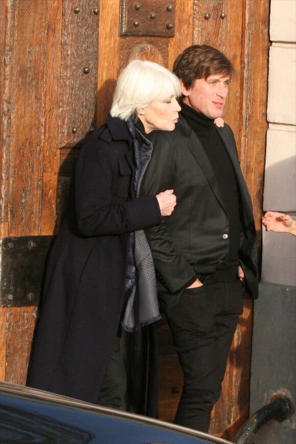 Exclusif - Françoise Hardy et son fils Thomas Dutronc se baladent le long des quais de l'Île Saint-Louis à Paris, France, le 2 novembre 2016.