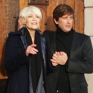 "On a partagé tellement de moments. J'ai ses rires qui résonnent en moi. Toute sa bienveillance envers moi, sa préoccupation...", a-t-il ajouté ému.  
Exclusif - Françoise Hardy et son fils Thomas Dutronc se baladent le long des quais de l'Île Saint-Louis à Paris, France, le 2 novembre 2016.