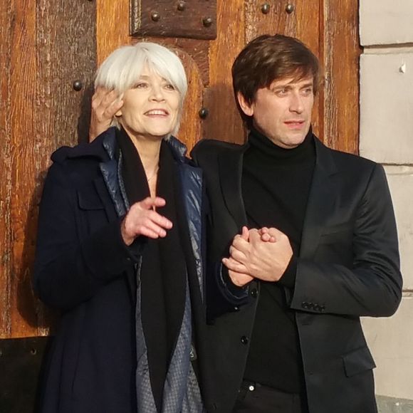 "On a partagé tellement de moments. J'ai ses rires qui résonnent en moi. Toute sa bienveillance envers moi, sa préoccupation...", a-t-il ajouté ému.  
Exclusif - Françoise Hardy et son fils Thomas Dutronc se baladent le long des quais de l'Île Saint-Louis à Paris, France, le 2 novembre 2016.