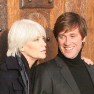 Thomas Dutronc vit comme il peut le deuil de sa mère, Françoise Hardy.
Exclusif - Françoise Hardy et son fils Thomas Dutronc se baladent le long des quais de l'Île Saint-Louis à Paris, France.