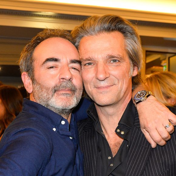 Sont très proches dans la vraie vie
Bruno Solo et Yvan Le Bolloc'h - Générale de la pièce "L'heureux élu", une comédie de Eric Assous au Théâtre de la Madeleine à Paris le 24 octobre 2016. © Coadic Guirec/Bestimage (no web - No Blog pour suisse et Belgique)