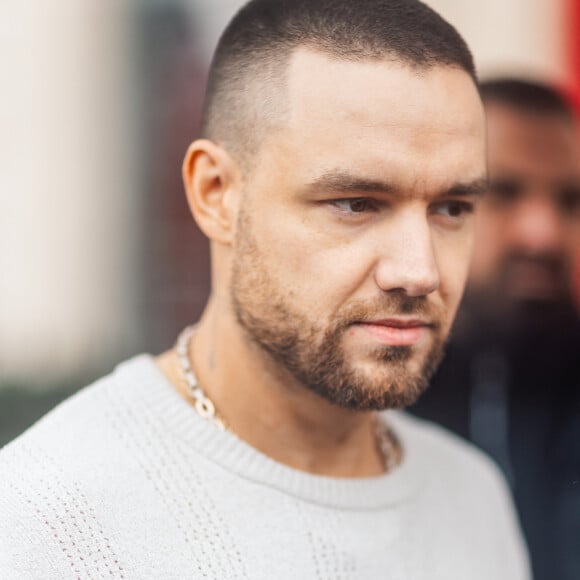 Liam Payne aurait tenté de s'échapper de son hôtel

Liam Payne va à la rencontre de ses fans devant l'hôtel La Réserve lors de la mode femme automne / hiver lors de la Fashion Week de Paris (PFW), à Paris, France.