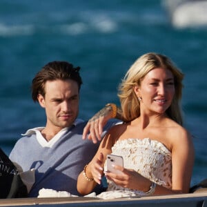 Paul Wesley et sa compagne Natalie Kuckenburg, Liam Payne et sa compagne Kate Cassidy quittent la plage sur une annexe à Saint-Tropez le 23 juillet 2023.