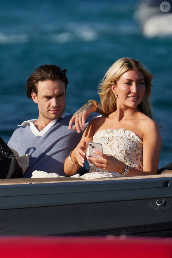 Paul Wesley et sa compagne Natalie Kuckenburg, Liam Payne et sa compagne Kate Cassidy quittent la plage sur une annexe à Saint-Tropez le 23 juillet 2023.