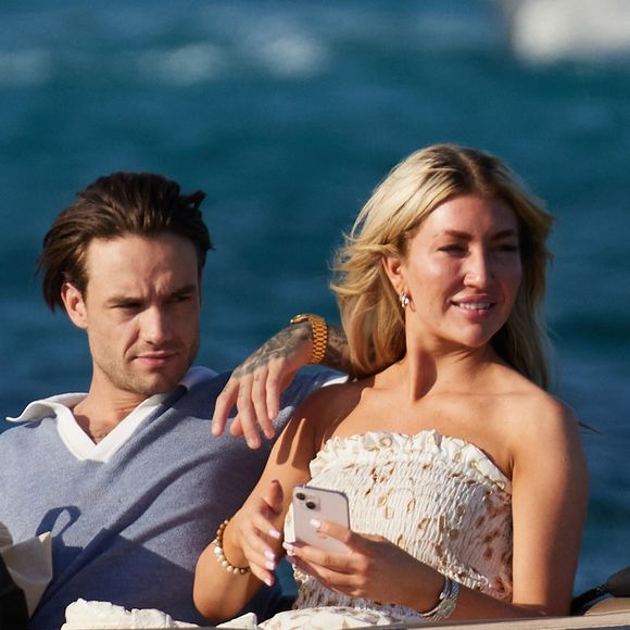 Paul Wesley et sa compagne Natalie Kuckenburg, Liam Payne et sa compagne Kate Cassidy quittent la plage sur une annexe à Saint-Tropez le 23 juillet 2023.