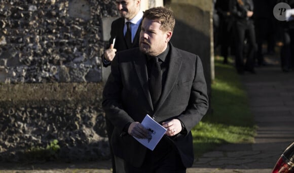 James Corden - Funérailles de Liam Payne à l'église St Mary à Amersham, le 20 novembre 2024. L'ex-membre du groupe One Direction a chuté du troisième étage, le 16 octobre 2024, depuis le balcon de sa chambre d'hôtel à Buenos Aires (Argentine). Celle-ci a été retrouvé saccagée. 