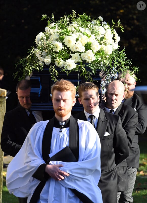 Pallbearers carry the coffin - Funérailles de Liam Payne à l'église St Mary à Amersham, le 20 novembre 2024. L'ex-membre du groupe One Direction a chuté du troisième étage, le 16 octobre 2024, depuis le balcon de sa chambre d'hôtel à Buenos Aires (Argentine). Celle-ci a été retrouvé saccagée. 