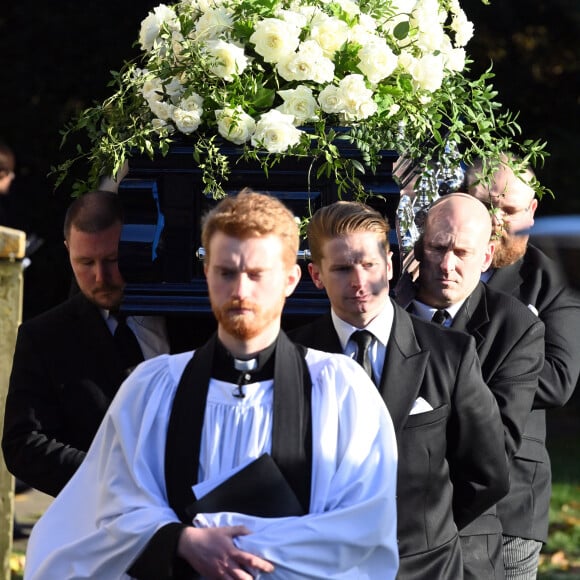 Pallbearers carry the coffin - Funérailles de Liam Payne à l'église St Mary à Amersham, le 20 novembre 2024. L'ex-membre du groupe One Direction a chuté du troisième étage, le 16 octobre 2024, depuis le balcon de sa chambre d'hôtel à Buenos Aires (Argentine). Celle-ci a été retrouvé saccagée. 