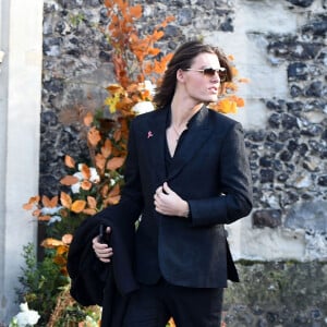 Damian Hurley à la sortie des funérailles de Liam Payne à l'église St Mary à Amersham, le 20 novembre 2024. L'ex-membre du groupe One Direction a chuté du troisième étage, le 16 octobre 2024, depuis le balcon de sa chambre d'hôtel à Buenos Aires. Celle-ci a été retrouvé saccagée. 