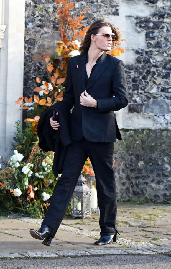 Damian Hurley à la sortie des funérailles de Liam Payne à l'église St Mary à Amersham, le 20 novembre 2024. L'ex-membre du groupe One Direction a chuté du troisième étage, le 16 octobre 2024, depuis le balcon de sa chambre d'hôtel à Buenos Aires. Celle-ci a été retrouvé saccagée. 