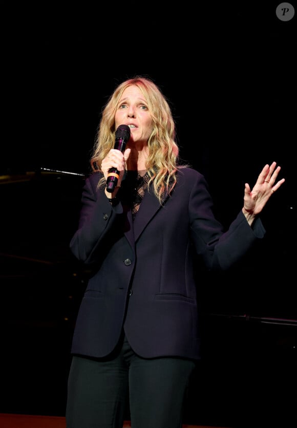 Sandrine Kiberlain pendant la cérémonie de remise du prix lumière à I.Huppert lors de la 16ème édition du Festival Lumière à l'Amphithéâtre - Centre de Congrès à Lyon, France, le 18 octobre 2024. © Dominique Jacovides/Bestimage 